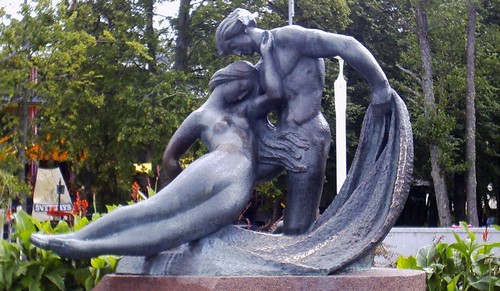 Статуя Юрате и Каститиса в Клайпеде